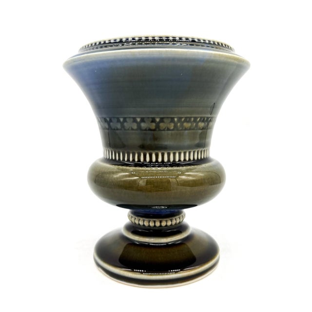 1950s Wade Pottery Ireland Blue Pedestal Shamrock Vase, Irish Porcelain Urn - Neoclassical / Traditional / English Country For Sale In Houston - Image 6 of 15
