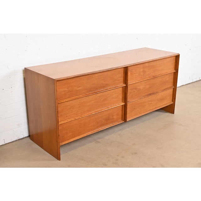 Widdicomb Robsjohn-Gibbings for Widdicomb Mid-Century Modern Walnut Dresser, 1950s For Sale - Image 4 of 12