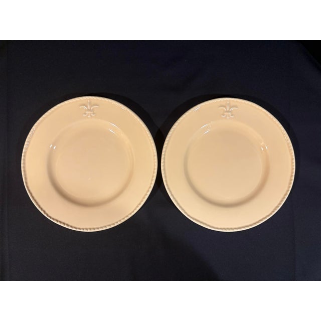 French Late 20th Century Fleur-De-Lis Dinner Plates With Braided Rope Border From Bordallo Pinheiro - Set of Four For Sale - Image 3 of 6