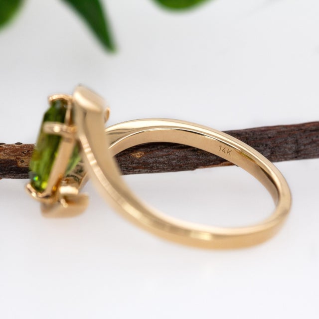 Metal Bypass Shank 2.1cts Peridot Solitaire Ring in Solid 14k Yellow Gold | Cu 9x7mm, Size 6.75 For Sale - Image 7 of 7