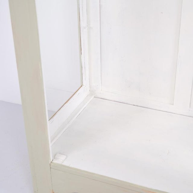 1920s Grey-Painted Display Cabinet with Curved Top and Carved Details, 1920 For Sale - Image 5 of 12