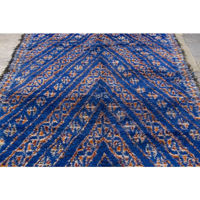 Traditional Vintage Moroccan Berber Wool Rug With Chevron Design by Rug & Kilim, 1950-1959 For Sale - Image 3 of 9