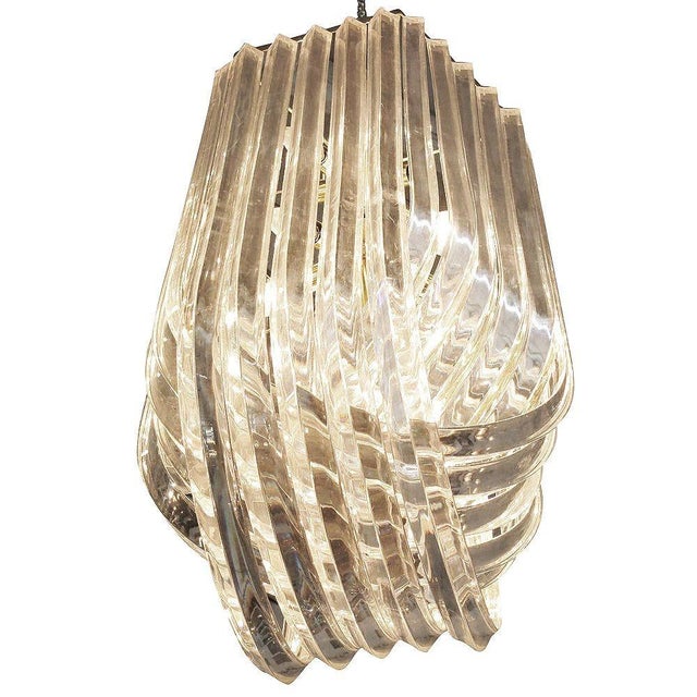 1950s Hollywood Regency Sculptural Lucite & Gold Tone Loop Ribbon Chandelier For Sale - Image 4 of 6