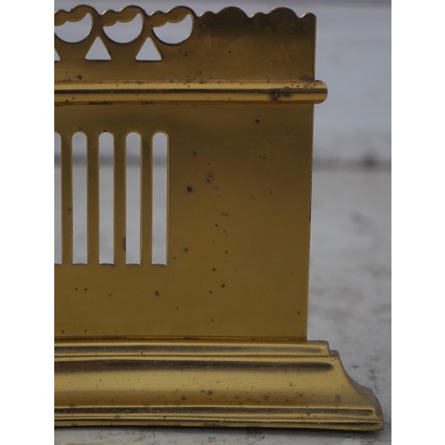 1990s Virginia Metalcrafters Colonial Williamsburg Brass Fireplace Fender For Sale - Image 5 of 12