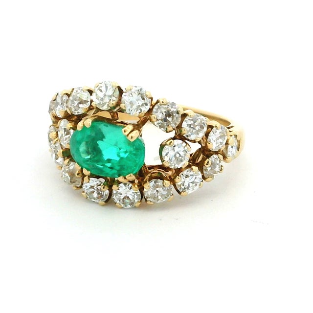 Mid-Century Modern 1960s Colombian 18k Yellow Gold Emerald & Diamond Cocktail Ring, Size 7 For Sale - Image 3 of 14
