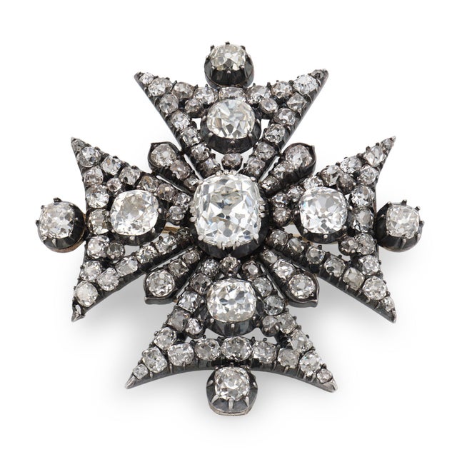 Traditional Mid 19th Century Georgian Gia 16 Carat Old Mine Cut Diamond Maltese Cross Gold on Silver Brooch For Sale - Image 3 of 8