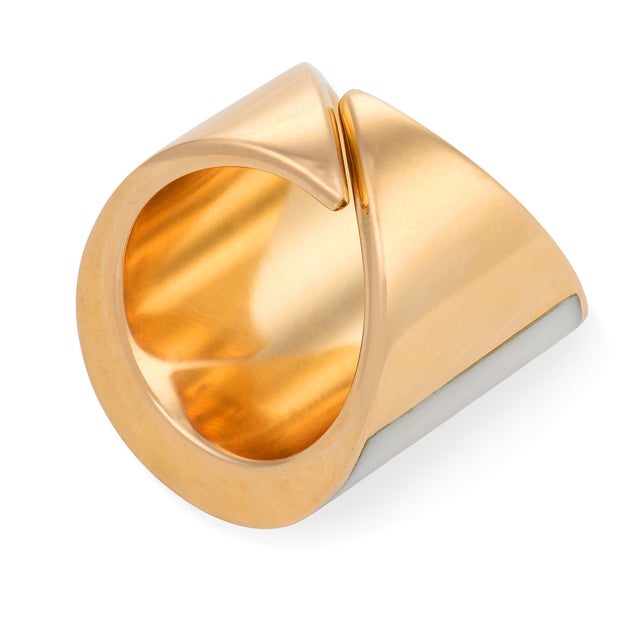 1980s Vhernier Cacholong 18k Rose Gold Vague Ring, Size 7.5 For Sale In Los Angeles - Image 6 of 7