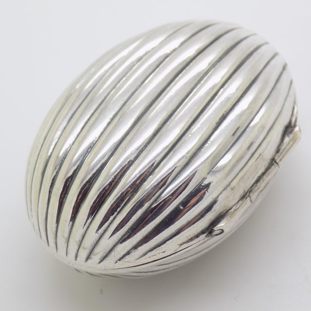 Italian Vintage Italian Handmade Genuine Silver Oval Shaped Pill / Snuff/ Trinket Box, Made in Florence (Firenze, Tuscany) For Sale - Image 3 of 11