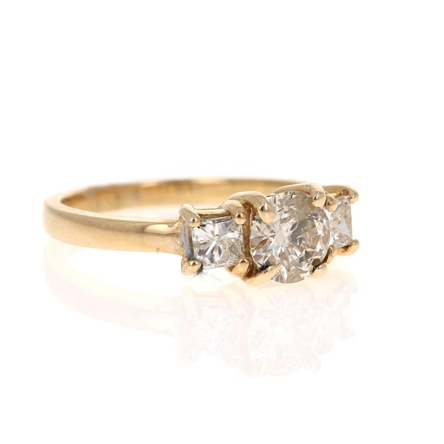 Contemporary 1.22 Carat Three-Stone Diamond 14 Karat Yellow Gold Engagement Ring, Size 7 For Sale - Image 3 of 10