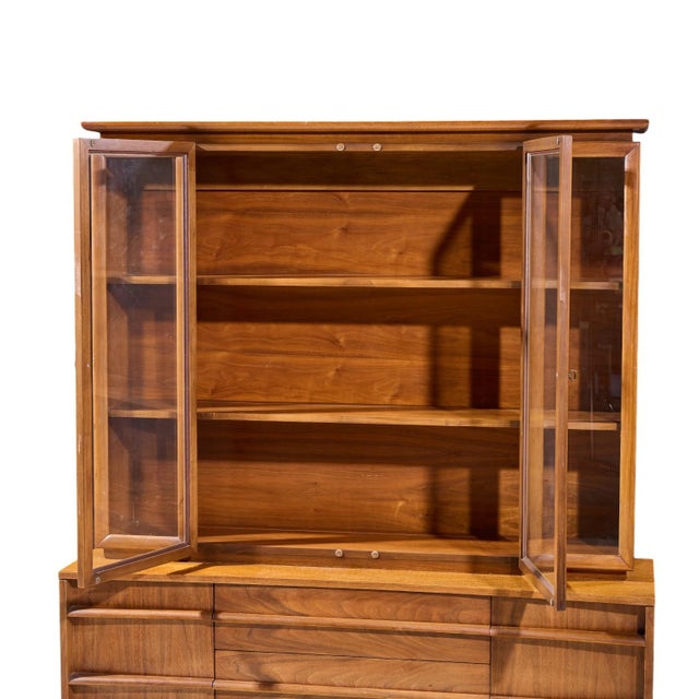 Mid-Century Modern Young Manufacturing Mid Century Credenza and Hutch For Sale - Image 3 of 11