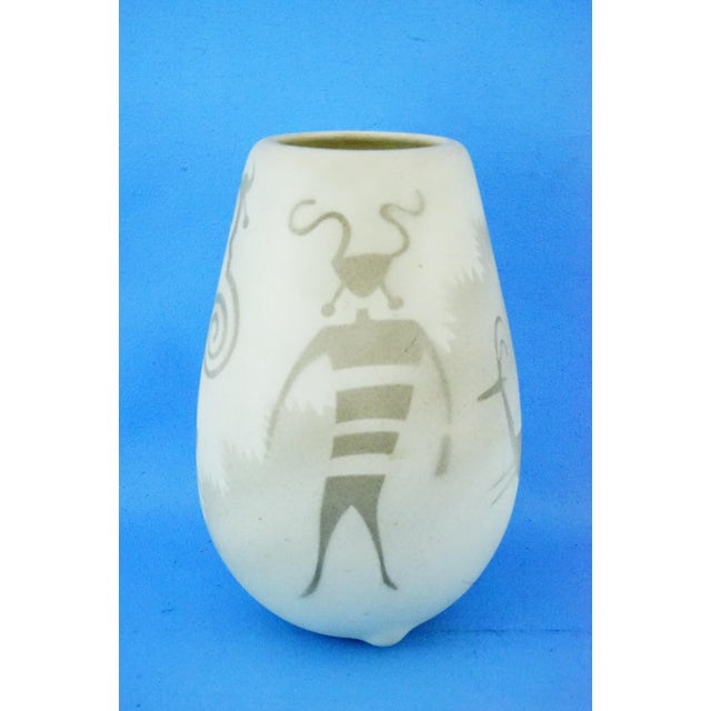 20th Century Modernist Navajo Ceramic Vase with Native American Decoration from Melvin Redhorse, United States, 1970s For Sale - Image 18 of 18