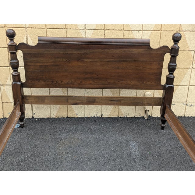 1960s Vintage Pennsylvania House Queen Size Colonial Style Cannonball Poster Bedframe For Sale - Image 5 of 8