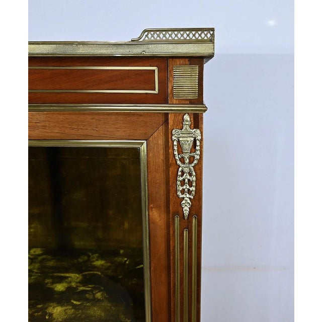 Small Vintage Mahogany Showcase For Sale - Image 6 of 18