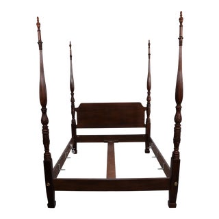 Henredon Hepplewhite Style Carved Mahogany Queen Size Poster Bed For Sale