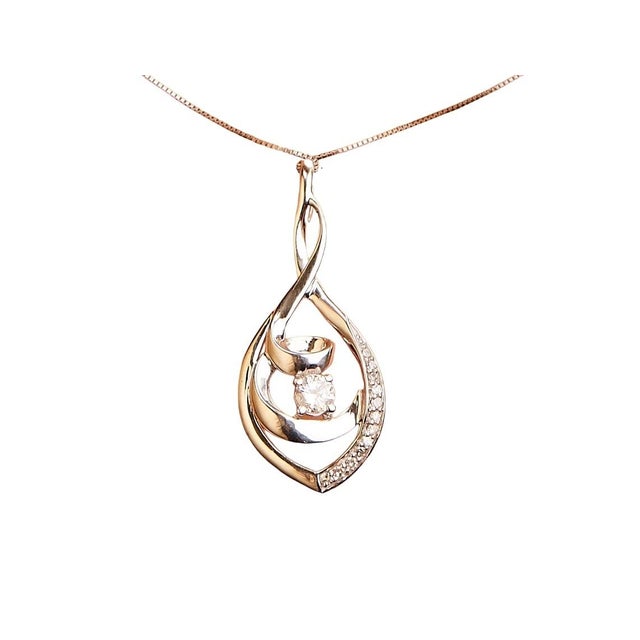 Contemporary 10K White Gold 1/4 Cttw Brilliant-Cut Round Diamond Spiral Link 18" Pendant Necklace (I-J Color, I2-I3 Clarity) For Sale - Image 3 of 5