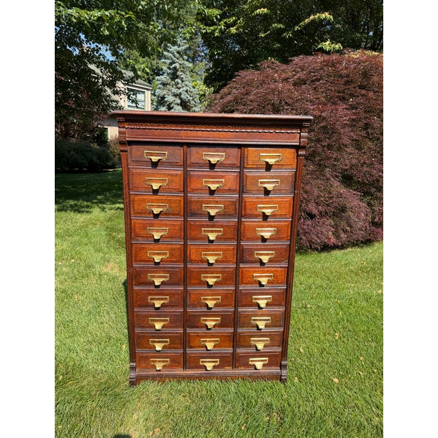 Chestnut Antique Oak 30-Drawer Library Card Catalog Cabinet Late Victorian / Early Arts & Crafts | C. 1886–1905 | Original Finish & Brass Hardware For Sale - Image 8 of 16