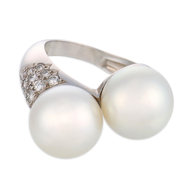 Contemporary French Vintage Cultured Pearl Diamond 18k White Gold Toi Et Moi Ring, Size 6.5 For Sale - Image 3 of 6