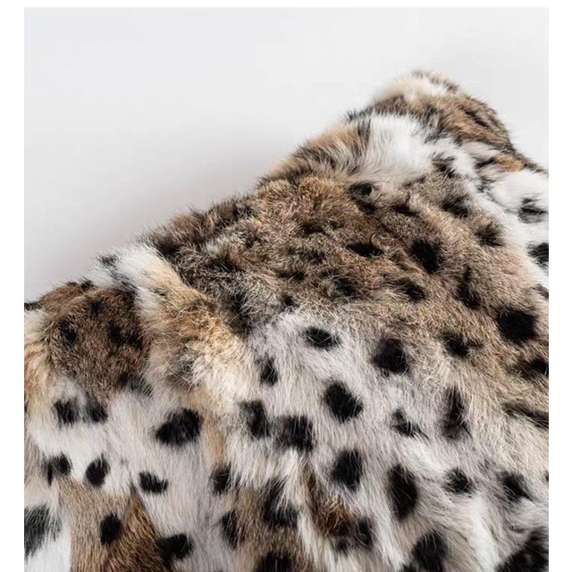 Contemporary 18英寸豹纹人造毛皮枕头 For Sale - Image 3 of 9