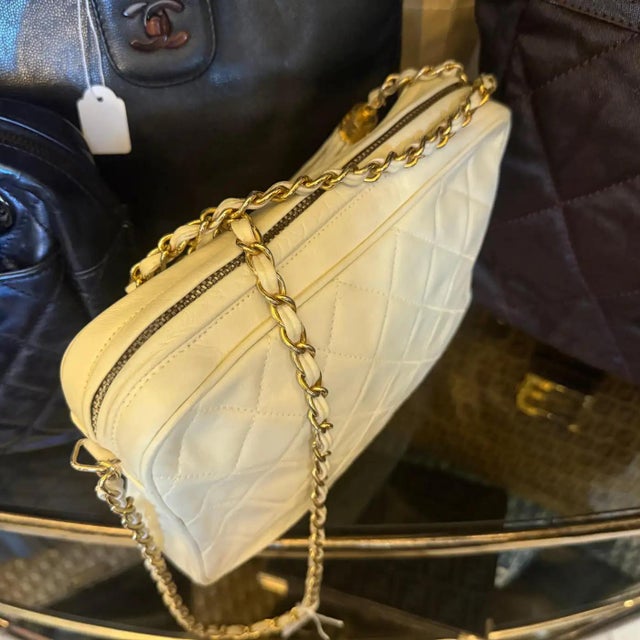 Chanel A 1988 Iconic Chanel Matelasse Cream Lamb Skin Shoulder Bag For Sale - Image 4 of 18