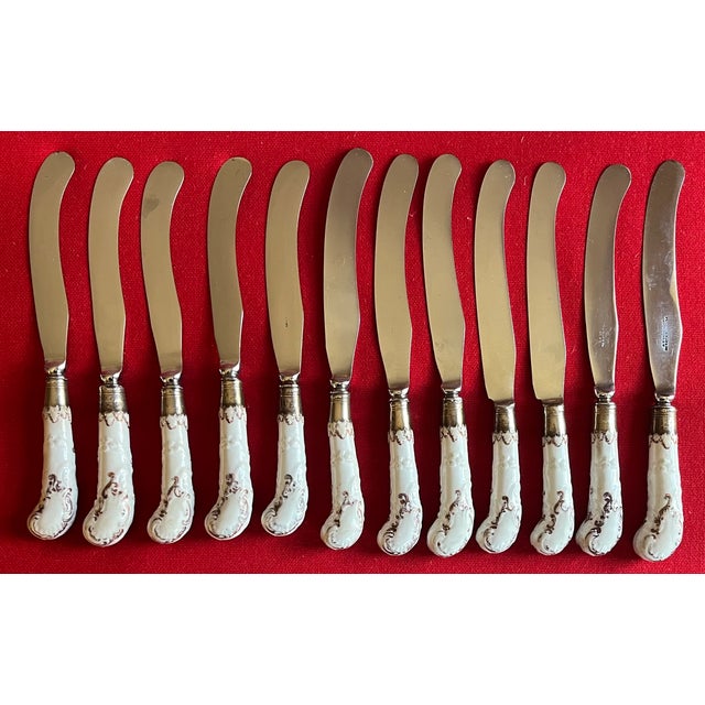 White Antique 18th Century English George II Bow Porcelain Dinner Knives With Blades by Frazer & Haws, London Circa 1750 - A Set of 12 For Sale - Image 8 of 12