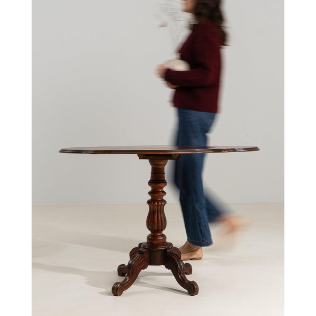 1880-1889 United Kingdom Rich Mahogany Tilt-Top Pedestal Table For Sale In Greensboro - Image 6 of 11