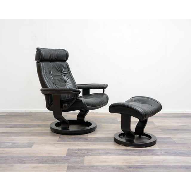 Scandinavian Recliner Chair with Ottoman Model Prince in Black Leather from Stresless Ekornes For Sale - Image 17 of 17