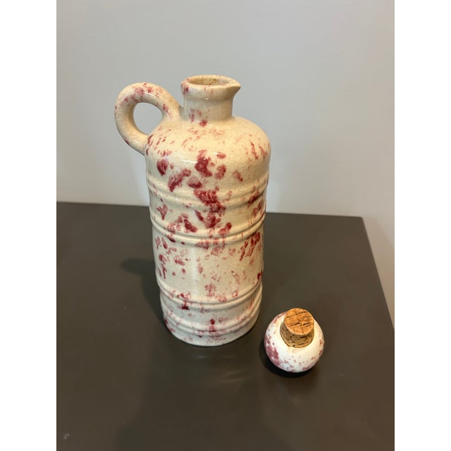 Haeger Vintage Mohawk R-4 Cranberry Spongeware Stoneware Jug – Mid-Century Advertising Liquor Bottle With Original Cork For Sale - Image 4 of 10