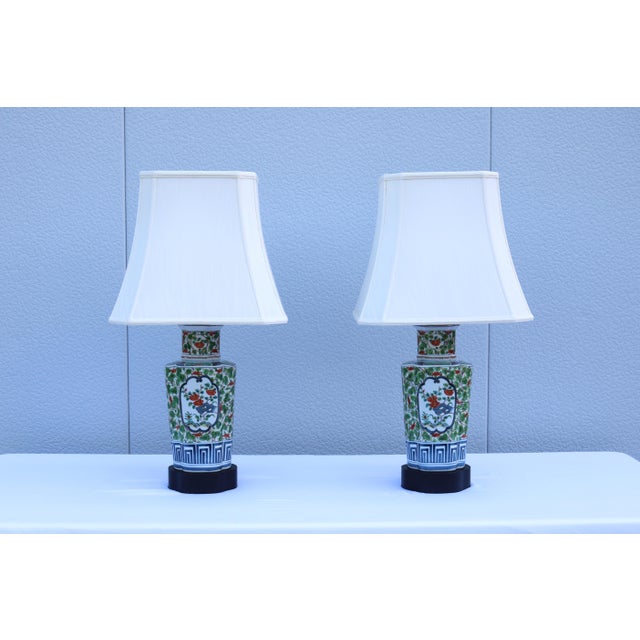 Mid-Century Modern 1950s Chinese Floral Porcelain Table Lamps 19th-Century Famille Verte Style, a Pair For Sale - Image 3 of 18