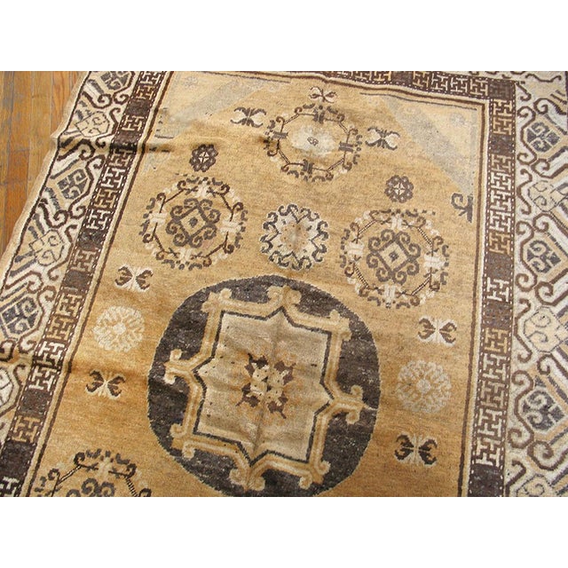 Chinese 1920s Tan Camel Medallion Antique Central Asian Chinese Khotan Rug 4'8" X 7'7" Wool Handknotted Carpet For Sale - Image 3 of 5
