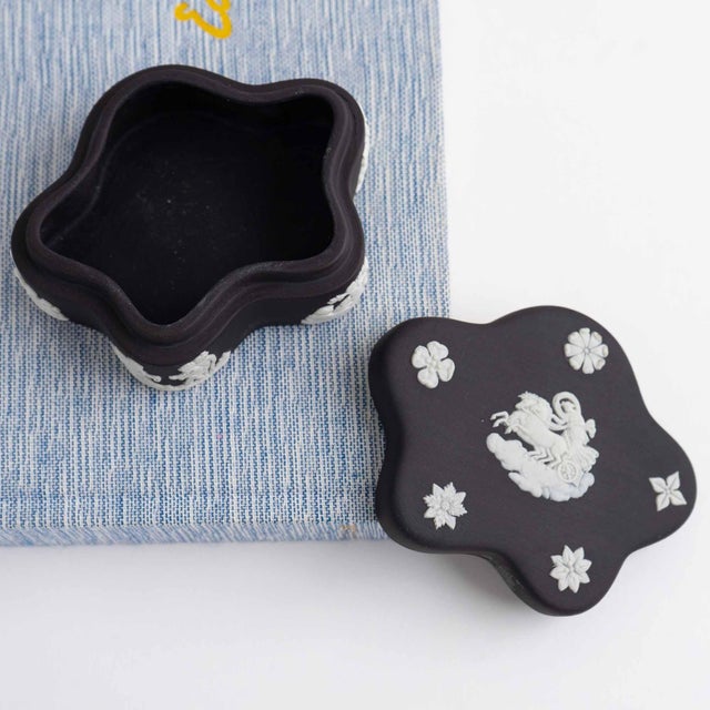 English Vintage Wedgwood Black Jasperware Star-Shaped Trinket Box For Sale - Image 3 of 12