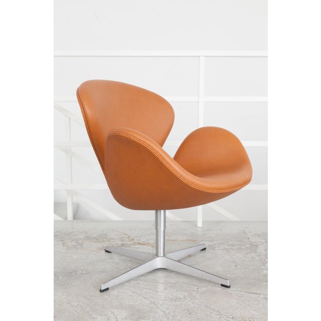 Mid-Century Modern Swan Chair by Arne Jacobsen For Sale - Image 3 of 11