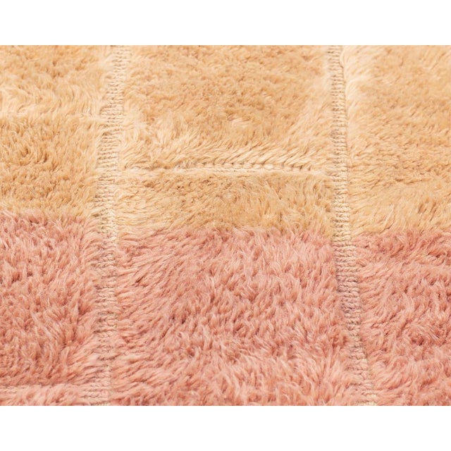 Textile Soft Ombre Grid Hand-Knotted Moroccan Wool Rug | 8'1" X 5'5" | One of a Kind For Sale - Image 7 of 7