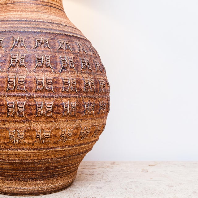 Mid-Century Modern 1970s Large California Modern Stoneware Table Lamp by Bob Kinzie, Signed For Sale - Image 3 of 12