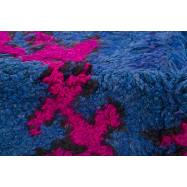Hand-knotted in wool and originating circa 1950-1959, this 6x9 vintage shag rug is an exciting addition to Rug & Kilim’s...