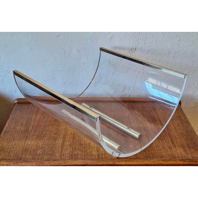 Magazine Rack in Acrylic and Brass, Italy, 1970s For Sale - Image 4 of 10