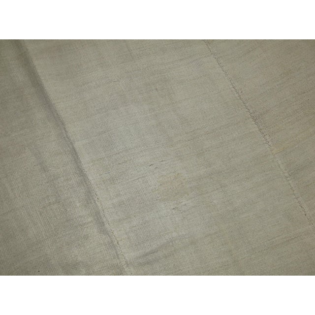 Contemporary Monochromatic Ivory Turkish Room Size Kilim, Late 20th Century For Sale - Image 3 of 6