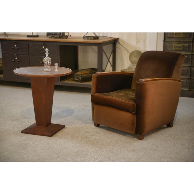 The tabletop features softened edges and a simple apron: balanced lines, typical of refined late Art Deco. The...