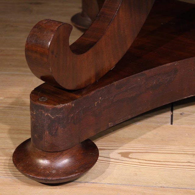 Dutch table from the late 19th century. Carved and veneered in high-quality mahogany. A round table of excellent size and...