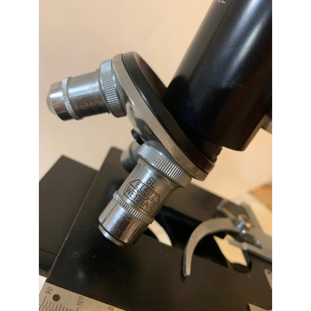 Black 1950s Ernst Leitz Wetzlar No# 419432 Microscope For Sale - Image 8 of 13