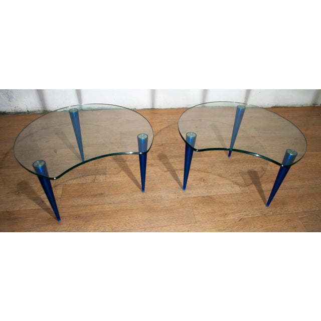 This set of 2 coffee tables features transparent crystal tops and acrylic glass legs. The set dates from the 1970s.