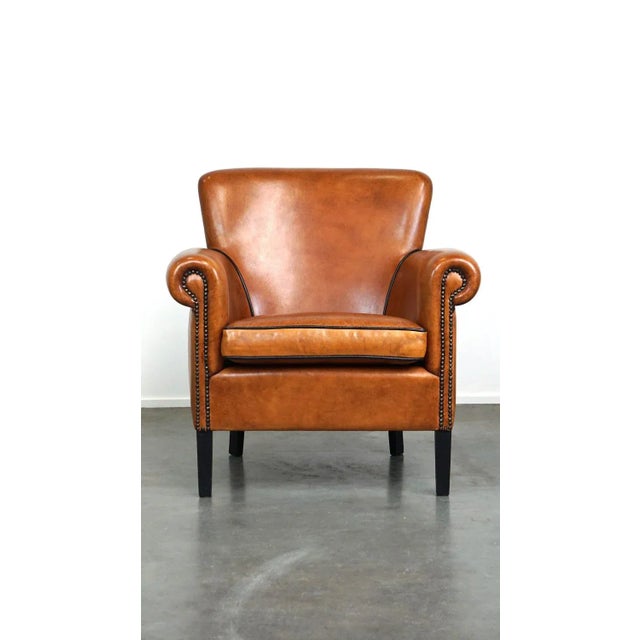 Offered: this sheepskin leather armchair in excellent condition, exuding luxury. Combining comfort, style, and quality,...