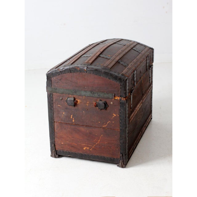 Brown Antique Barrel Top Steamer Trunk For Sale - Image 8 of 16