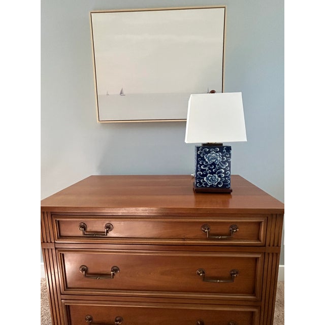 Ralph Lauren Blue & White Chinoiserie Porcelain Table Lamps, Pair – Peony Motif, Wood Bases & Classic Designer Elegance For Sale - Image 9 of 13