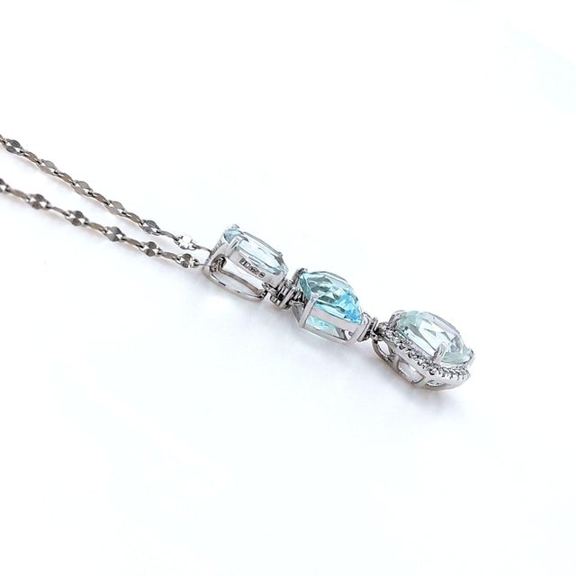 A refined platinum pendant showcasing a 4.28ct aquamarine accented by 0.133ct of diamonds. The aquamarine’s cool, tranquil...