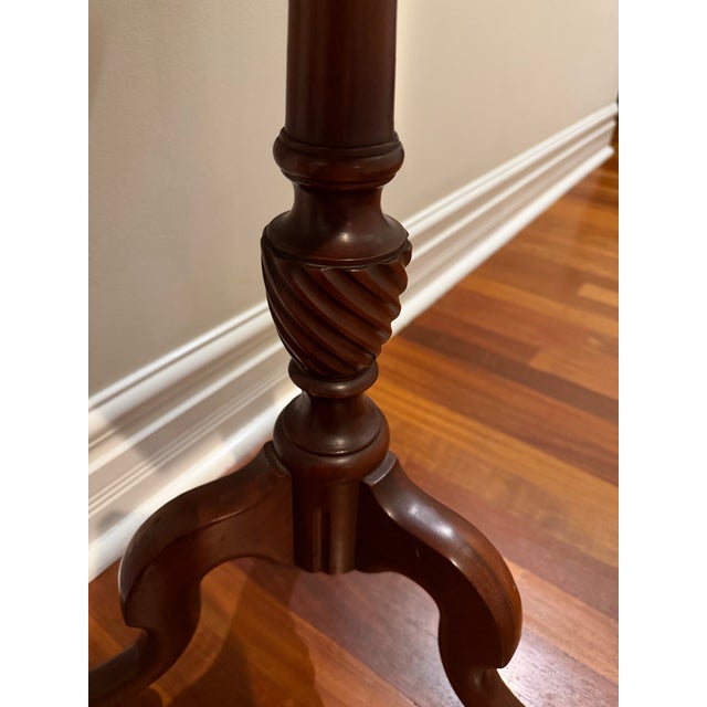 1940s 1940s Kindel Colonial Revival Mahogany Pedestal Side Table With Barley Twist For Sale - Image 5 of 11