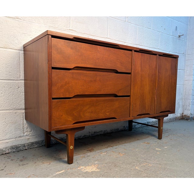 Mid-Century Modern Vintage Walnut Credenza by Stanley Furniture For Sale - Image 3 of 16