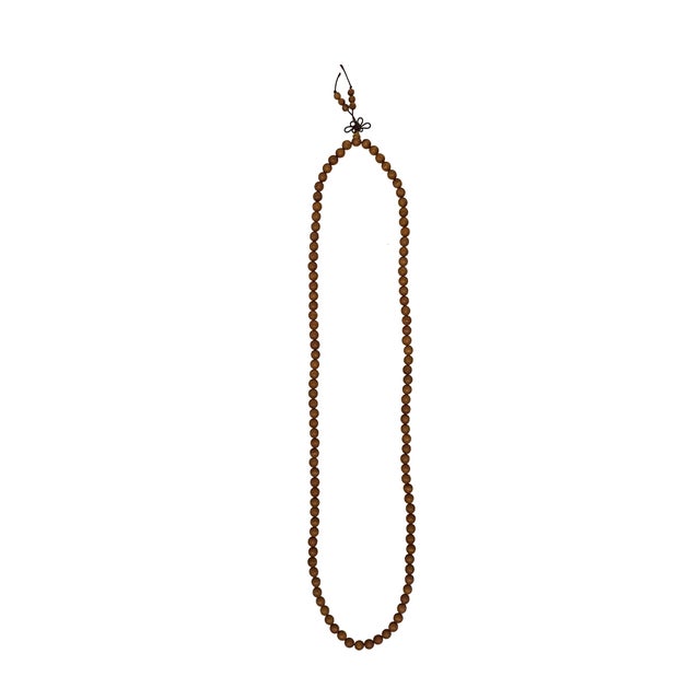 This is a long praying rosary chain with natural sandalwood small beads. It uses a semi-elastic string and no opening...