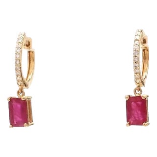 1.39 Cts Natural ruby earring in 18k gold For Sale
