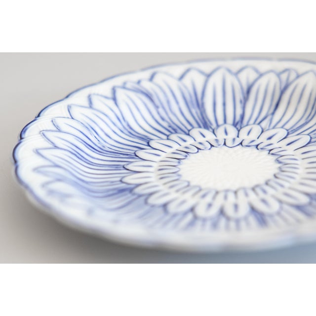 Wedgwood 19th Century English Wedgwood Blue & White Pearlware Sunflower Plate For Sale - Image 4 of 8