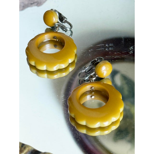 Mustard Vintage 1940s Mustard Yellow Bakelite Dangle Earrings With Scalloped Edge, A Pair For Sale - Image 8 of 13